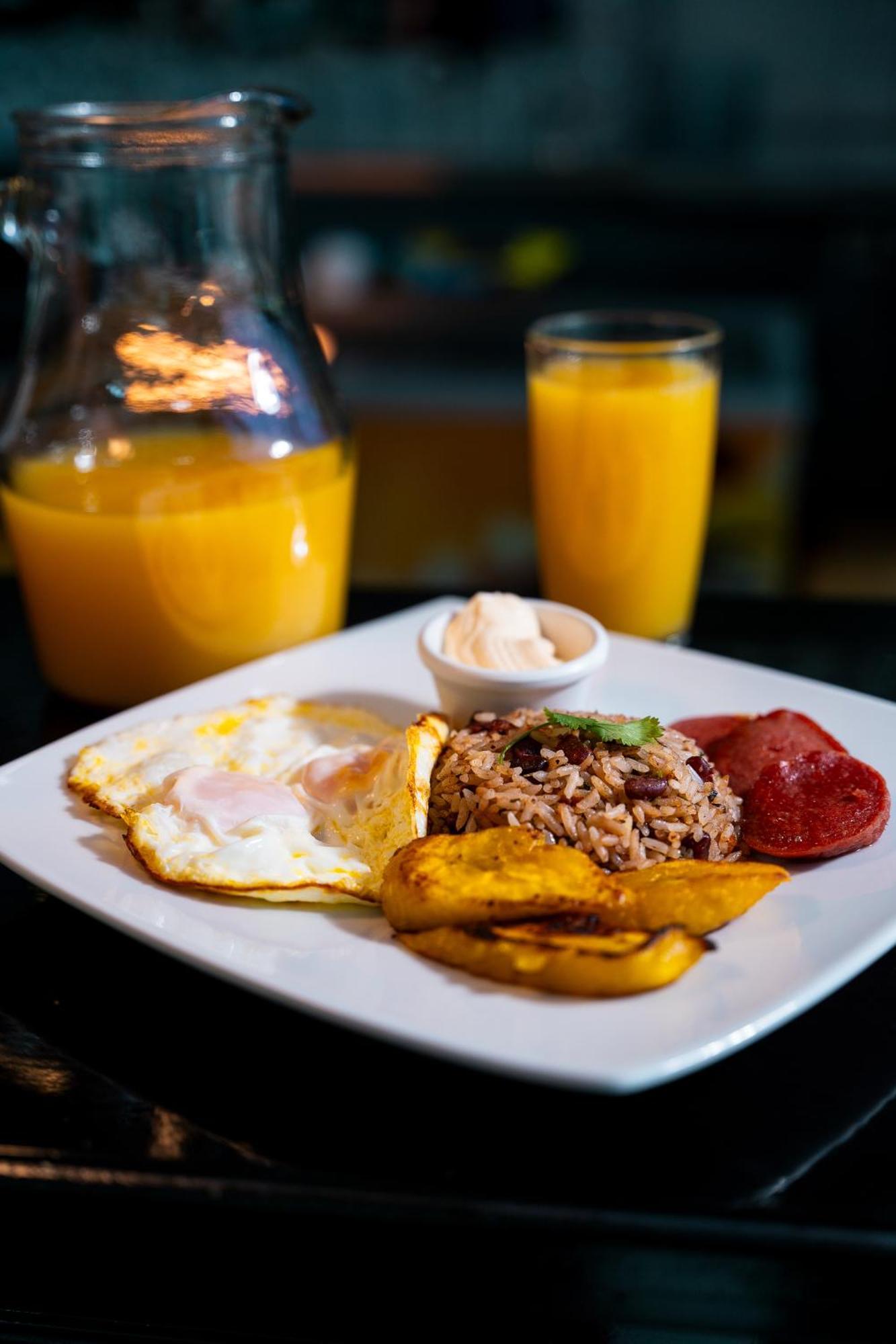 Hotel Luckys San Isidro De El General Ngoại thất bức ảnh